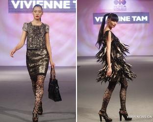 Models lassen sich nach einer Modenschau von Modedesignerin Vivienne Tam im Pavillon der World Trade Centers Association (WTCA) im Expo-Park im ostchinesischen Shanghai fotografieren (9. Juni 2010).