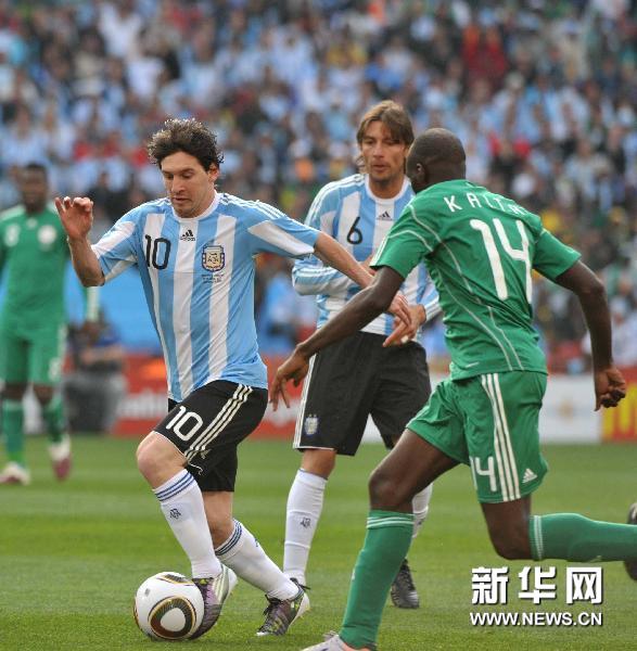 Am zweiten Spieltag der FIFA WM 2010 taten die Fans gut daran, nicht zu spät ins Stadion zu kommen. Denn in allen drei Partien gab es ein frühes Tor. Während die Republik Korea und Argentinien allerdings in der Folge auch Siege feierten (für Diego Maradona war es der erste WM-Sieg als Trainer), musste sich England am Ende der Partie in Rustenburg mit einem Unentschieden gegen die USA zufrieden geben.