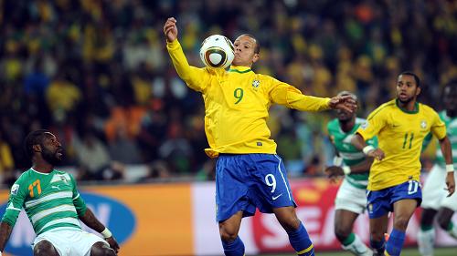 Ein erleichterter Rekord-Weltmeister und ein sprachloser Titelverteidiger: Wie nahe Freude und Frust in der schönsten aller Sportarten beieinander liegen können, offenbarte ein emotionaler Sonntag bei der FIFA WM 2010™ in Südafrika. Während Brasilien frühzeitig das Achtelfinalticket löste, ließ Italien abermals Federn und muss ernsthaft um das Weiterkommen bangen.