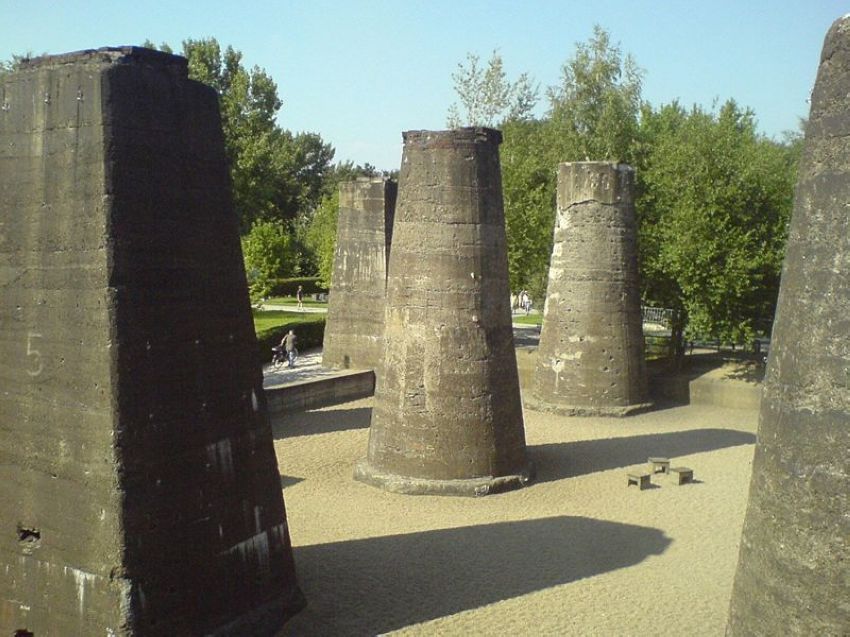 Der Landschaftspark Duisburg-Nord ist ein etwa 200 Hektar großer Landschaftspark rund um ein stillgelegtes Hüttenwerk in Duisburg-Meiderich, das im Rahmen der IBA (Internationale Bauausstellung Emscher Park) entstand. Der Landschaftspark ist einer der Ankerpunkte der Europäischen Route der Industriekultur, sowie der Route der Industriekultur im Ruhrgebiet.