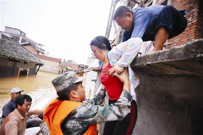 Rund 1.200 Bewohner sind gerettet worden, nachdem der Fuhe-Fluss über die Ufer getreten war und Teile der Stadt Fuzhou in der ostchinesischen Provinz Jiangxi überschwemmt hat.