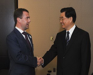 Chinas Staatspräsident Hu Jintao ist am Samstagnachmittag mit seinem russischen Amtskollegen Dimitri Medwedew zu Gesprächen zusammengekommen. Es handelt sich dabei um das vierte Treffen beider Staatsoberhäupter in diesem Jahr.