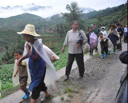 Nach mehreren Erdrutschen in der südwestchinesischen Provinz Guizhou sind am Montag zahlreiche Menschen vermisst. Die Schlammmassen erfassten Teile des Dorfs Dazhai der Gemeinde Gangwu und begruben 107 Menschen unter sich.