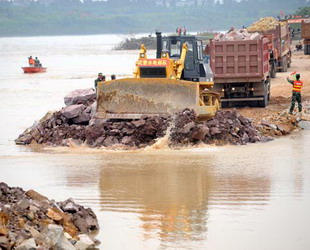 Soldaten arbeiten an dem gebrochenen Deich am Abschnitt Changkai des Fuhe-Flusses in der Stadt Fuzhou in der ostchinesischen Provinz Jiangxi. Der Deich war nach mehreren Tagen sintflutartigen Regenfällen gebrochen.