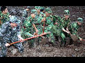 Rettungskräfte räumen im Dorf Dazhai, das zum Kreis Guanling in der südwestchinesischen Provinz Guizhou gehört, Erde und Schmutz nach einem durch Regen ausgelösten Erdrutsch, der am Montagnachmittag 107 Menschen begraben hat. [Xinhua]