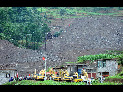 Das Foto vom 29. Juni 2010 zeigt die erschütternde Szene nach einem durch Regen ausgelösten Erdrutsch im Dorf Dazhai im Kreis Guanling in der südwestchinesischen Provinz Guizhou, der am Montagnachmittag 107 Menschen begraben hat. [Xinhua]