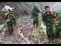 Soldaten bringen nach einem durch Regen ausgelösten Erdrutsch im Dorf Dazhai im Kreis Guanling in der südwestchinesischen Provinz Guizhou, der am Montagnachmittag 107 Menschen begraben hat, Sachen von Dorfbewohnern in Sicherheit. [Xinhua]