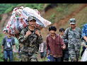 Soldaten evakuieren Dorfbewohner nach einem durch Regen ausgelösten Erdrutsch im Dorf Dazhai im Kreis Guanling in der südwestchinesischen Provinz Guizhou, der am Montagnachmittag 107 Menschen begraben hat. [Xinhua]