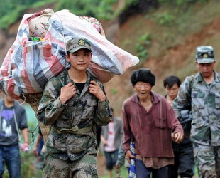 Rettungskräfte räumen im Dorf Dazhai, das zum Kreis Guanling in der südwestchinesischen Provinz Guizhou gehört, Erde und Schmutz nach einem durch Regen ausgelösten Erdrutsch, der am Montagnachmittag 107 Menschen begraben hat.