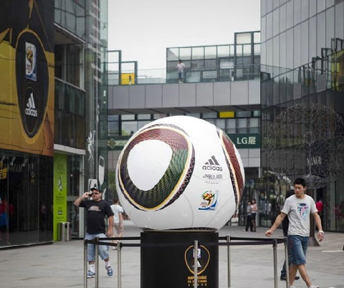 Die Fußballweltmeisterschaft in Südafrika läuft auf Hochtouren. In Beijings Straßen kann man derzeit einen Hauch Atmosphäre des spannenden Großereignisses verspüren.