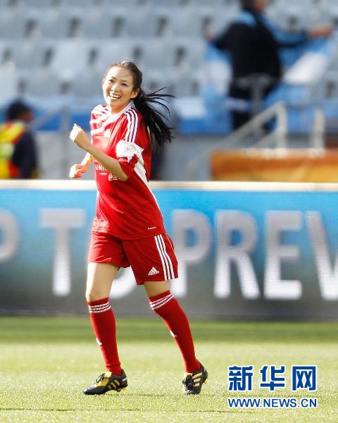 Die chinesische Schauspielerin Zhang Ziyi spielte bei einer Ausstellung Fußball, vor dem Deutschland-Argentinienspiel am Samstag, dabei stahl sie den meisten Fußballern die Show.