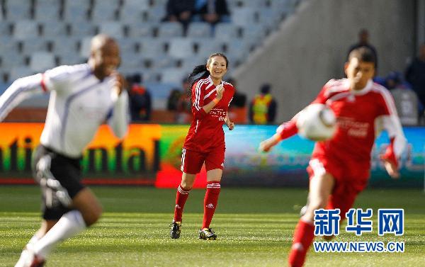 Die chinesische Schauspielerin Zhang Ziyi spielte bei einer Ausstellung Fußball, vor dem Deutschland-Argentinienspiel am Samstag, dabei stahl sie den meisten Fußballern die Show.