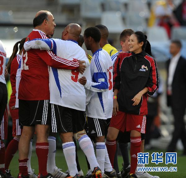 Die chinesische Schauspielerin Zhang Ziyi spielte bei einer Ausstellung Fußball, vor dem Deutschland-Argentinienspiel am Samstag, dabei stahl sie den meisten Fußballern die Show.