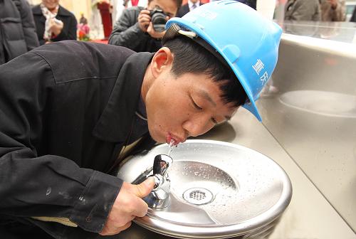 Die Besucher bekommen auf dem EXPO-Gelände Leitungswasser, welches den europäischen normen entspricht. Trinkwasser direkt vom Hahn.