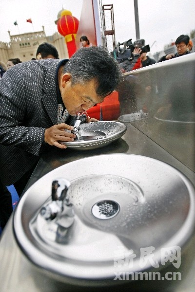 Die Besucher bekommen auf dem EXPO-Gelände Leitungswasser, welches den europäischen normen entspricht. Trinkwasser direkt vom Hahn.