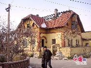 Rund um die Station Fangzi bei der Jiaoji-Zuglinie (von Qingdao nach Jinan) in der Stadt Weifang in der Provinz Shandong befindet sich eine Anzahl deutscher und japanischer Gebäuden aus Kolonialzeiten. Die Station selbst wurde von Deutschen erbaut und ist bis heute gut erhalten, so dass es immer noch gut genutzt werden kann.