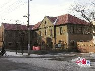 Rund um die Station Fangzi bei der Jiaoji-Zuglinie (von Qingdao nach Jinan) in der Stadt Weifang in der Provinz Shandong befindet sich eine Anzahl deutscher und japanischer Gebäuden aus Kolonialzeiten. Die Station selbst wurde von Deutschen erbaut und ist bis heute gut erhalten, so dass es immer noch gut genutzt werden kann.   