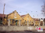 Rund um die Station Fangzi bei der Jiaoji-Zuglinie (von Qingdao nach Jinan) in der Stadt Weifang in der Provinz Shandong befindet sich eine Anzahl deutscher und japanischer Gebäuden aus Kolonialzeiten. Die Station selbst wurde von Deutschen erbaut und ist bis heute gut erhalten, so dass es immer noch gut genutzt werden kann.   