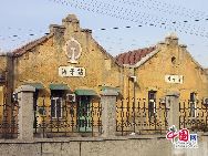 Rund um die Station Fangzi bei der Jiaoji-Zuglinie (von Qingdao nach Jinan) in der Stadt Weifang in der Provinz Shandong befindet sich eine Anzahl deutscher und japanischer Gebäuden aus Kolonialzeiten. Die Station selbst wurde von Deutschen erbaut und ist bis heute gut erhalten, so dass es immer noch gut genutzt werden kann.   