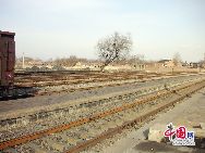 Rund um die Station Fangzi bei der Jiaoji-Zuglinie (von Qingdao nach Jinan) in der Stadt Weifang in der Provinz Shandong befindet sich eine Anzahl deutscher und japanischer Gebäuden aus Kolonialzeiten. Die Station selbst wurde von Deutschen erbaut und ist bis heute gut erhalten, so dass es immer noch gut genutzt werden kann.   