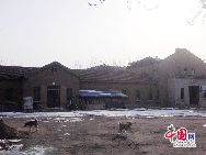 Rund um die Station Fangzi bei der Jiaoji-Zuglinie (von Qingdao nach Jinan) in der Stadt Weifang in der Provinz Shandong befindet sich eine Anzahl deutscher und japanischer Gebäuden aus Kolonialzeiten. Die Station selbst wurde von Deutschen erbaut und ist bis heute gut erhalten, so dass es immer noch gut genutzt werden kann.   