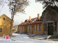 Rund um die Station Fangzi bei der Jiaoji-Zuglinie (von Qingdao nach Jinan) in der Stadt Weifang in der Provinz Shandong befindet sich eine Anzahl deutscher und japanischer Gebäuden aus Kolonialzeiten. Die Station selbst wurde von Deutschen erbaut und ist bis heute gut erhalten, so dass es immer noch gut genutzt werden kann.  