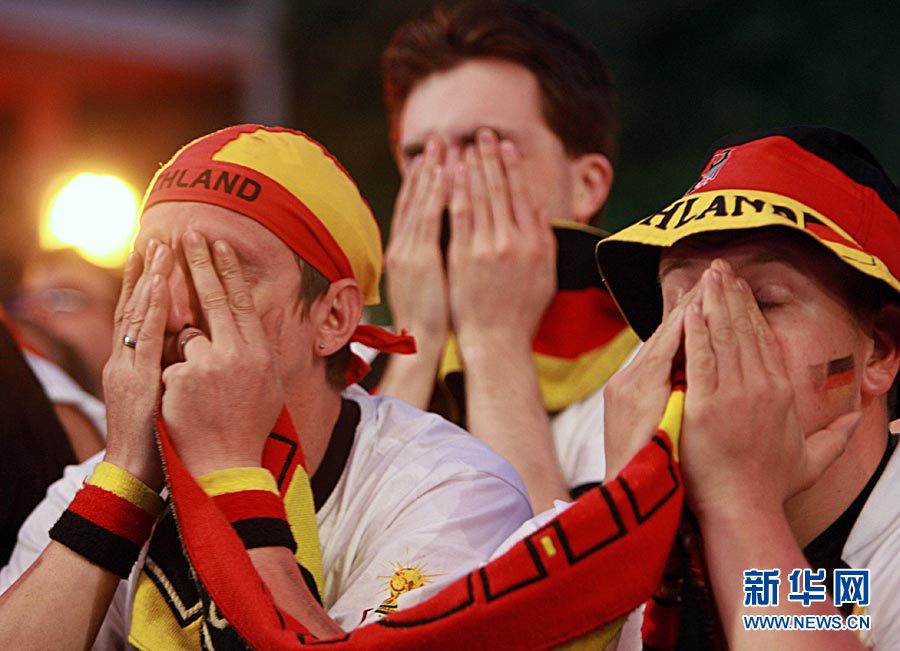 Die deutsche Nationalmannschaft erlag einer Niederlage gegen Spanien im Halbfinale mit 0-1. Vielen Deutschen Fans in Berlin zerbrach das Fußballherz.