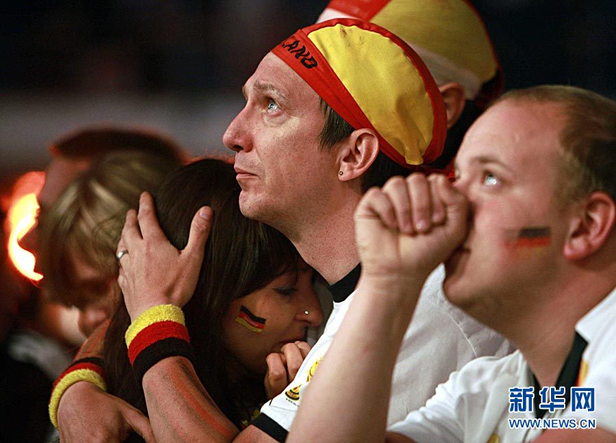 Die deutsche Nationalmannschaft erlag einer Niederlage gegen Spanien im Halbfinale mit 0-1. Vielen Deutschen Fans in Berlin zerbrach das Fußballherz.
