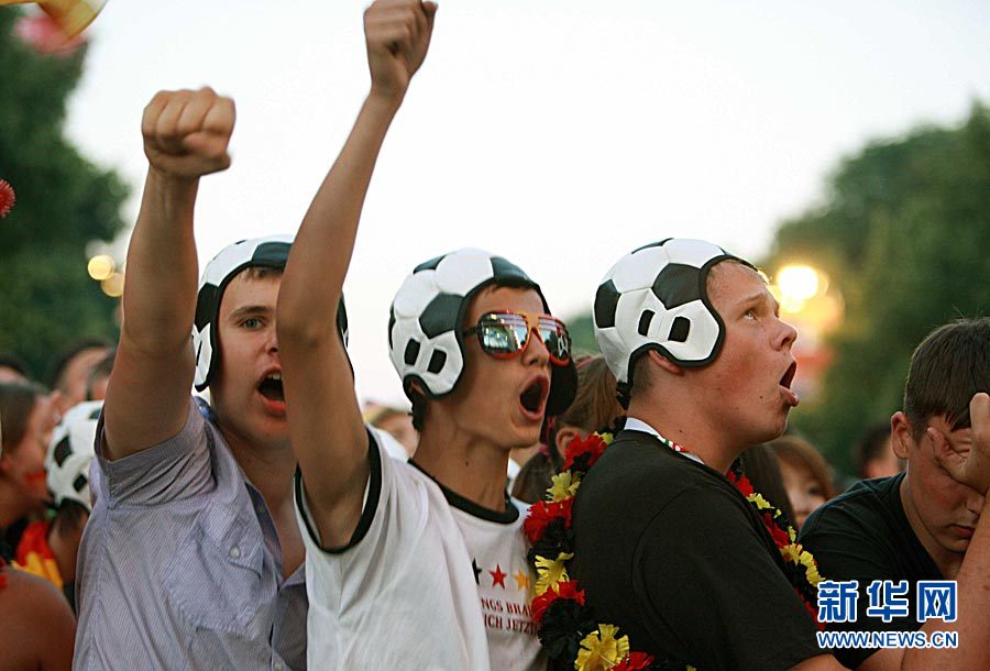 Die deutsche Nationalmannschaft erlag einer Niederlage gegen Spanien im Halbfinale mit 0-1. Vielen Deutschen Fans in Berlin zerbrach das Fußballherz.