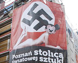 Ein riesiges Poster, das Mickey Mouse mit einem Hakenkreuz und einem nackten Frauenkörper zeigt, wühlt derzeit Polen auf. Dort sind die Erinnerungen an das von Nazi-Deutschland zugefügte Leid noch immer präsent.