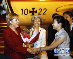 Auf Einladung des chinesischen Ministerpräsidenten Wen Jiabao ist die deutsche Bundeskanzlerin Angela Merkel am Donnerstagabend zu einem viertägigen offiziellen Besuch in Beijing eingetroffen. Es handelt sich dabei um Merkels vierten China-Besuch seit ihrem Amtsantritt.