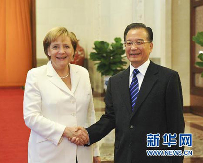 Der chinesische Ministerpräsident Wen Jiabao hat am Freitag in Beijing die deutsche Bundeskanzlerin Angela Merkel zu einem Gespräch empfangen. Dabei haben beide Seiten wichtige Einigkeiten über eine umfassende Förderung der bilateralen strategischen Partnerschaft erzielt. Zudem soll ein entsprechendes gemeinsames Kommunique veröffentlicht werden.