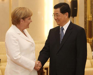 Die häufigen hochrangigen Treffen zwischen China und Deutschland zeigen die Stablität der bilateralen Beziehungen auf. Dies sagte Chinas Staatspräsident Hu Jintao beim Treffen mit der deutschen Bundeskanzlerin Angela Merkel am Freitag in Beijing.