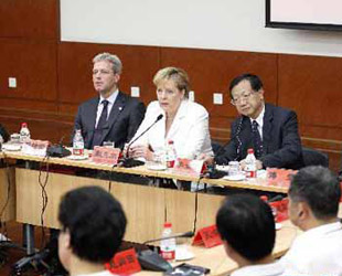 Bundeskanzlerin Angela Merkel hat sich am Freitag in Beijing mit Mitgliedern der Parteischule des ZK der KP Chinas zu einer Gesprächsrunde getroffen. Danach kam Merkel mit dem chinesischen Vizestaatspräsidenten und dem Rektor der Parteischule Xi Jinping zu Gesprächen zusammen.