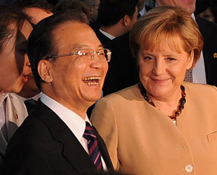 Chinas Ministerpräsident Wen Jiabao und seine deutsche Amtskollegin Angela Merkel besuchen am Samstagvormittag Siemens Signalling Company Ltd. in Xi'an, Hauptstadt der nordwestchinesischen Provinz Shaanxi. Merkel ist zum Staatsbesuch am Freitagabend in Xi'an eingetroffen.