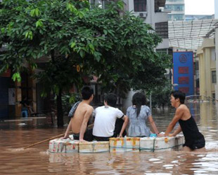 Eine wahre Sintflut überschwemmte den Bezirk Qu der Stadt Dazhou in der südwestchinesischen Provinz Sichuanam Sonntag. Der höchste Wasserstand lag 4,66 Meter über der Sicherheitslinie.