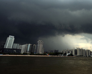 Die Stadt Guangzhou wird durch die Wolken des Taifun verdunkelt 'Chanthu', der dritte Taifun dieser Saison, hat heute Nachmittag um 13.45 Uhr die Stadt Wuchuan in der südchinesischen Provinz Guangdong erreicht. Die Windgeschwindigkeit im Zentrum des Taifuns betrug 35 Meter pro Sekunde.