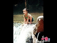 Die Shuitao-Schlucht, auch die Wasserwogen-Schlucht genannt, befindet sich in der Naturlandschaftszone im hinteren Teil des Mianshan-Bergs in Jiexiu in der zentralchinesischen Provinz Shanxi. Sie rühmt sich wunderschöner, malerischer Wasserlandschaften in einem Umkreis von rund 16 Kilometern. [China.org.cn]