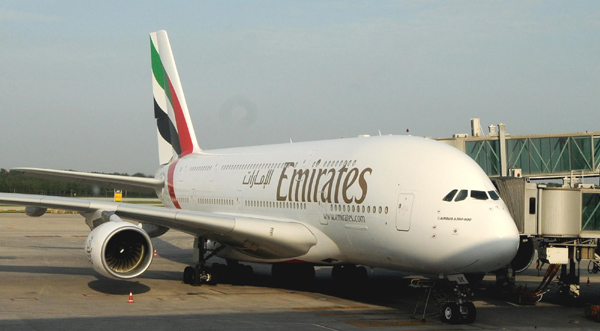 Ein A380 Passagierflugzeug der United Arab Emirates (UAE) landet am am 1. August 2010 am Capital International Airport in Beijing. Die Airbus A380 Linie, welche Dubai mit Beijing verbindet, ist damit in Betrieb.