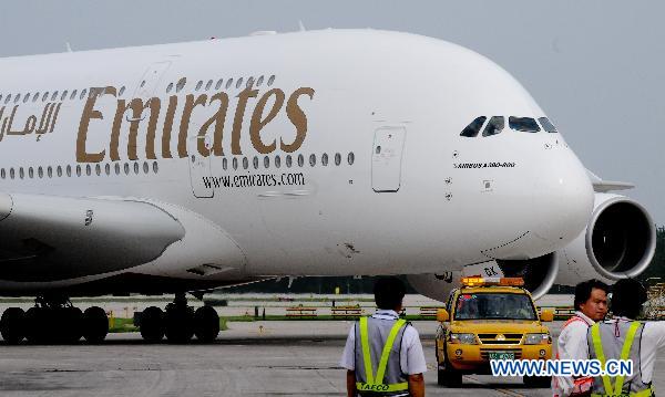 Ein A380 Passagierflugzeug der United Arab Emirates (UAE) landet am am 1. August 2010 am Capital International Airport in Beijing. Die Airbus A380 Linie, welche Dubai mit Beijing verbindet, ist damit in Betrieb.