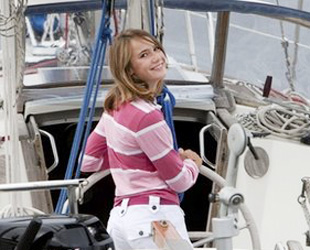 Sie hat keine Angst vor Piraten. Sie hat jede Menge Schulbücher eingepackt. Die 14-jährige Laura Dekker hat am Mittwoch von Holland aus Segel gesetzt in der Hoffnung, die jüngste Person zu werden, die allein die Welt umreist hat. Sie hat keine Angst vor Piraten. Sie hat jede Menge Schulbücher eingepackt. Die 14-jährige Laura Dekker hat am Mittwoch von Holland aus Segel gesetzt in der Hoffnung, die jüngste Person zu werden, die allein die Welt umreist hat.