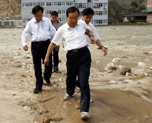 Der chinesische Ministerpräsident Wen Jiabao hat am Sonntagabend auf einer Sitzung im Kreis Zhouqu der nordwestchinesischen Provinz Gansu die Organisation der Katastrophenhilfe nach den verheerenden Erdrutschen geplant.
