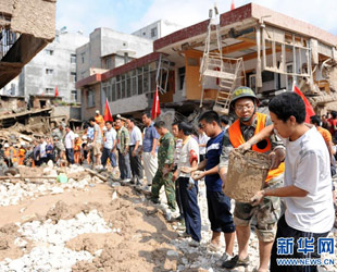 Nach den verheerenden Erdrutschen in Zhouqu in der Provinz Gansu ist die Rettungsarbeit landesweit weiterhin in vollem Gange. Ein 80-köpfiges chinesisches Staatsrettungsteam hat sich bereits am frühen Montagmorgen nach Zhouqu begeben.
