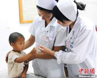 Nach den verheerenden Erdrutschen in Zhouqu in der Provinz Gansu sind die Hilfsaktionen der Gesundheitsbehörden angelaufen. Etwa 180 medizinische Mitarbeiter aus Gansu, Shaanxi und Sichuan sind mit dringend benötigten Medikamenten und Gerätschaften unterwegs in das Katastrophengebiet.