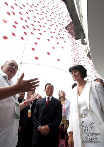 Am Dienstag feierte die Schweiz auf der Weltausstellung in Shanghai ihren Nationentag. Unter den zahlreichen prominenten Gästen befand sich auch die Bundespräsidentin der Schweizer Eidgenossenschaft Doris Leuthard.