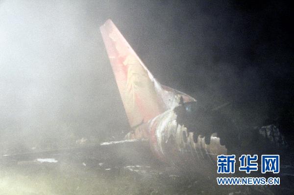 Ein Flugzeug von Henan Airlines mit 91 Passagieren und fünf Crewmitgliedern an Board stürzte am Dienstagabend bei Landung in der Stadt Yichun, Provinz Heilongjiang, ab. Erster Statistik zufolge seien 42 ums Leben gekommen und 54 wurden verletzt.