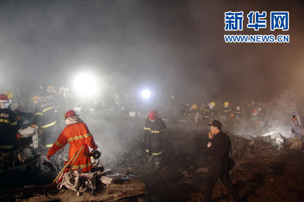 Ein Flugzeug von Henan Airlines mit 91 Passagieren und fünf Crewmitgliedern an Board stürzte am Dienstagabend bei Landung in der Stadt Yichun, Provinz Heilongjiang, ab. Erster Statistik zufolge seien 42 ums Leben gekommen und 54 wurden verletzt.