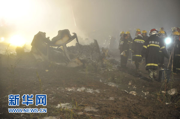 Ein Flugzeug von Henan Airlines mit 91 Passagieren und fünf Crewmitgliedern an Board stürzte am Dienstagabend bei Landung in der Stadt Yichun, Provinz Heilongjiang, ab. Erster Statistik zufolge seien 42 ums Leben gekommen und 54 wurden verletzt.