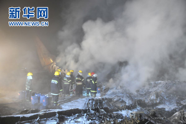 Ein Flugzeug von Henan Airlines mit 91 Passagieren und fünf Crewmitgliedern an Board stürzte am Dienstagabend bei Landung in der Stadt Yichun, Provinz Heilongjiang, ab. Erster Statistik zufolge seien 42 ums Leben gekommen und 54 wurden verletzt.