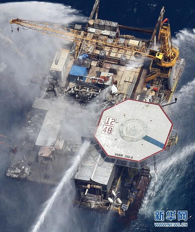 Am Donnerstag ist im Golf von Mexiko wieder eine Bohrinsel explodiert. Die 13 Arbeiter auf der Bohrinsel konnten gerettet werden. Ob infolge der Explosion Öl ins Meer fließt, war zunächst nicht eindeutig.